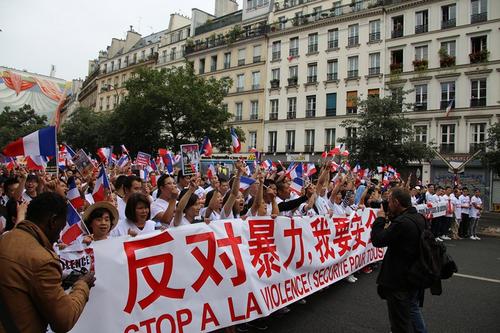 中国侨网资料图：2016年，法国华界举行“反暴力，要安全”大游行。图为游行现场。（法国《欧洲时报》/ 黄冠杰 摄）