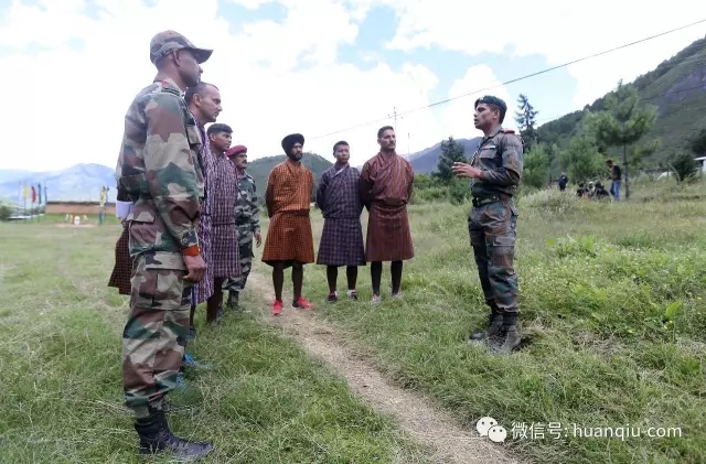身穿不丹民族服装的印度军人在HAA。