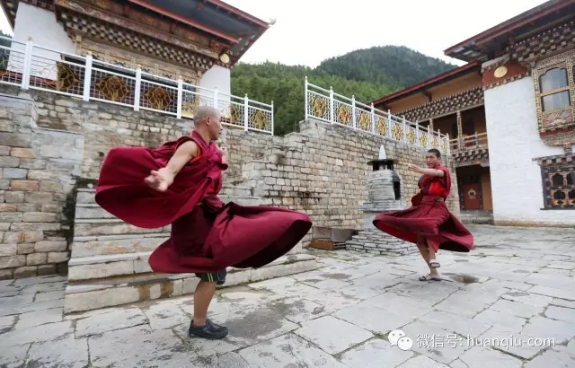 两名僧侣正在白庙练习舞蹈。白庙是始建于公元7世纪的古老寺庙，位于不中边境小镇HAA。