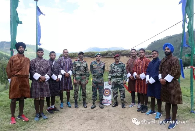 一批刚刚参加完射箭比赛的印度军人正在合影。驻扎在HAA的印军士兵在空闲时间经常会参加不丹传统体育项目-射箭。