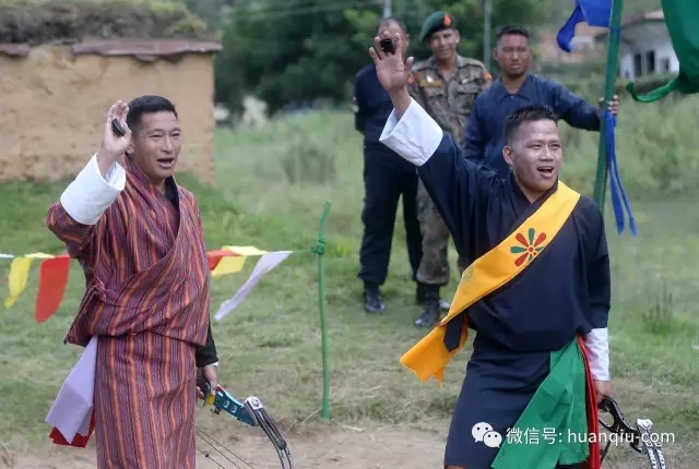 正在HAA参加射箭比赛的不丹军警。