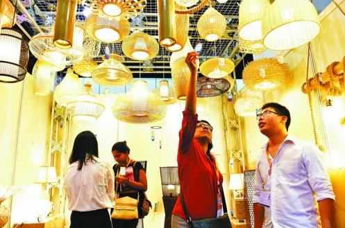 义乌国际小商品博览会上,印度客商在选购节能灯饰。