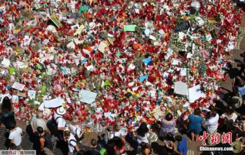 资料图：巴塞罗那民众在兰布拉大道上悼念遇难者。