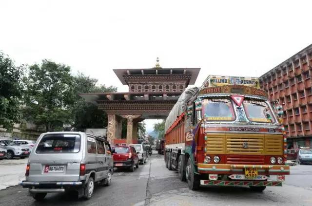  ▲图为印度货车进入不丹，摄影：本报特派记者崔萌