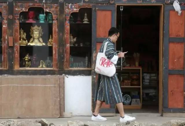  ▲图为不丹街头的年轻人，摄影：本报特派记者崔萌