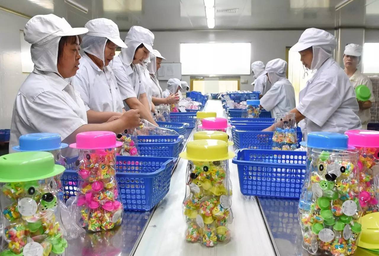 ▲8月25日，厦门市鹰万食品有限公司女工在包装销往印度的糖果。