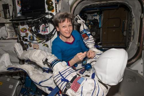 57岁的惠特森是史上首位国际太空站女站长，也是太空探索史上最年长的女航天员。（图片来源：NASA）