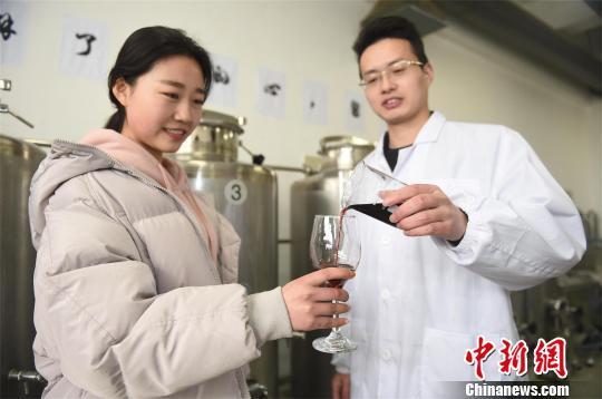 2017年3月6日，女生节，武汉纺织大学环境工程学院生物专业11501班男生，给该院每名女生送上一瓶亲手酿制的红酒。