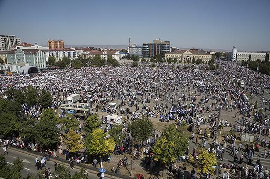 当地时间2017年9月4日，俄罗斯车臣共和国格罗兹尼，有近100万人走上街头，参加游行。  视觉中国 图