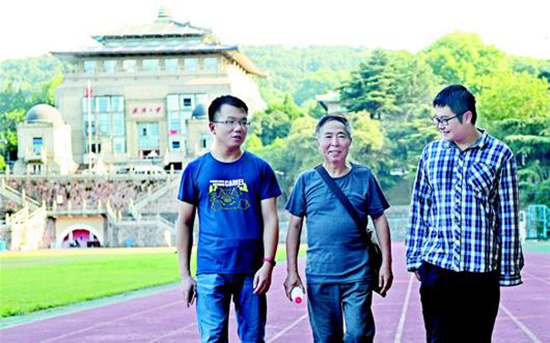 　　昨日，已有两个博士学位的李常生（中）来武大报到，两位28岁的“学长”陪他参观校园。 楚天都市报 图