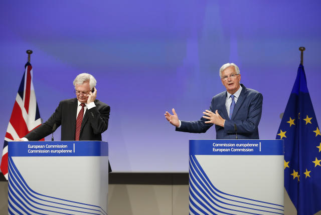 8月31日，在比利时布鲁塞尔，欧盟英国“脱欧”首席谈判代表米歇尔·巴尼耶（右）和英国“脱欧”事务大臣戴维·戴维斯共同出席新闻发布会。（新华社记者叶平凡摄）