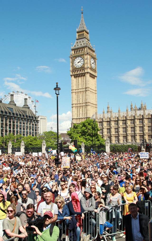 2016年7月2日，在英国伦敦，一部分民众参加游行，呼吁英国留在欧盟。（新华社/欧新中文）