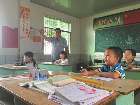 范华自16岁到玉河沟村小学任教开始，一干就是37年。本文图片 华西都市报
