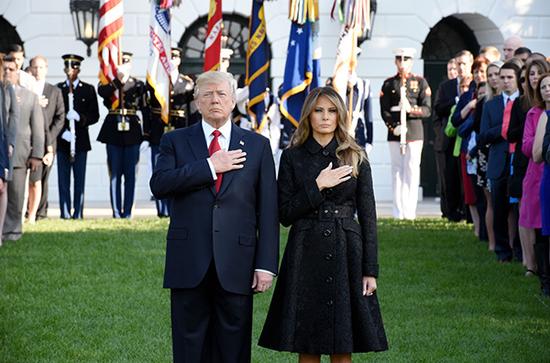 当地时间2017年9月11日，美国华盛顿，美国白宫南草坪举行活动纪念911恐袭16周年，总统特朗普携妻子梅拉尼娅为死难者默哀。