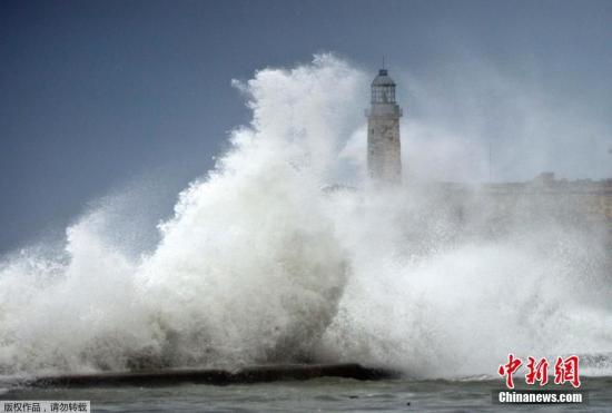 当地时间9月10日，飓风“艾尔玛”在古巴哈瓦那掀起巨浪。