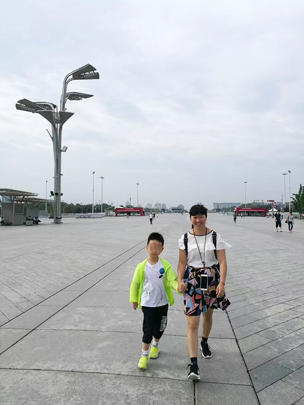 张雪梅陪儿子小嘟今年暑假在北京旅游。