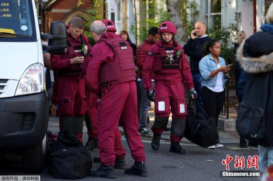 当地时间9月15日，英国伦敦地铁西伦敦区发生一起爆炸事件。图为警方拆弹人员抵达现场。