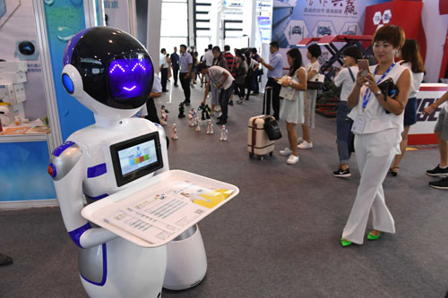 资料图：南宁国际会展中心的一款机器人服务员。新华社记者 郑焕松 摄