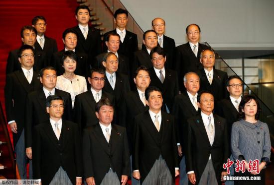 资料图：当地时间8月3日，日本东京，日本首相安倍晋三和新任内阁成员集体亮相。