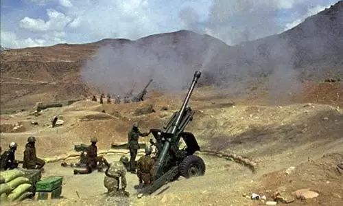 △印度炮兵在山地进行训练