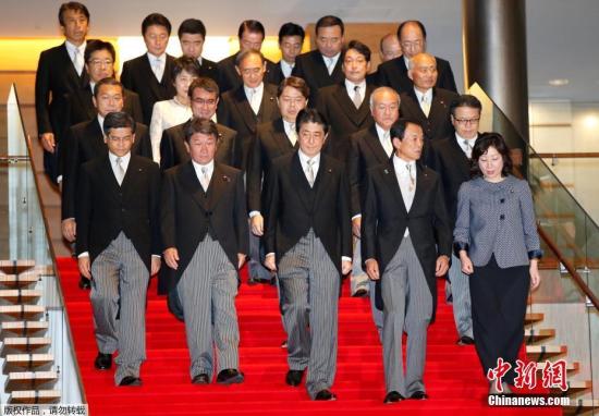 资料图：当地时间8月3日，日本东京，日本首相安倍晋三和新任内阁成员集体亮相。