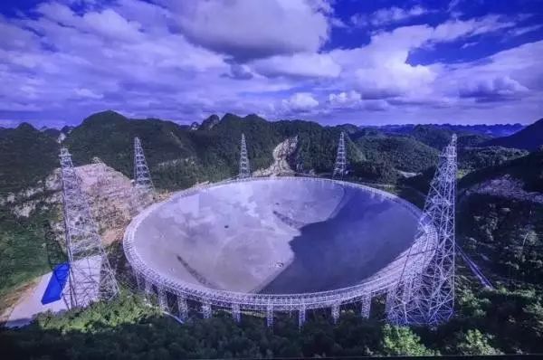 ▲2016年9月25日竣工的500米口径球面射电望远镜FAST