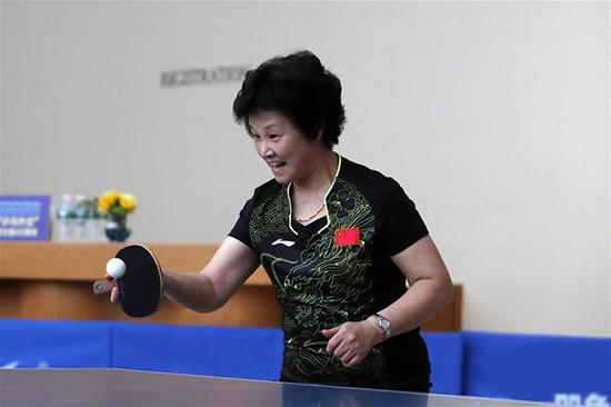 “乒乓外交”见证者、世界冠军郑怀颖在表演赛中。 新华网 图