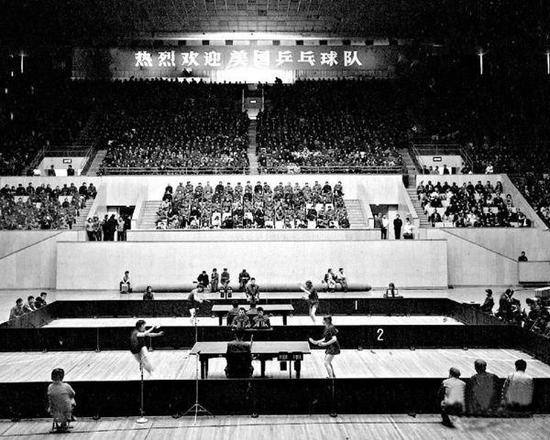 1971年4月13日，中美两国乒乓球运动员在北京首都体育馆进行了友谊比赛。 新华网 资料图