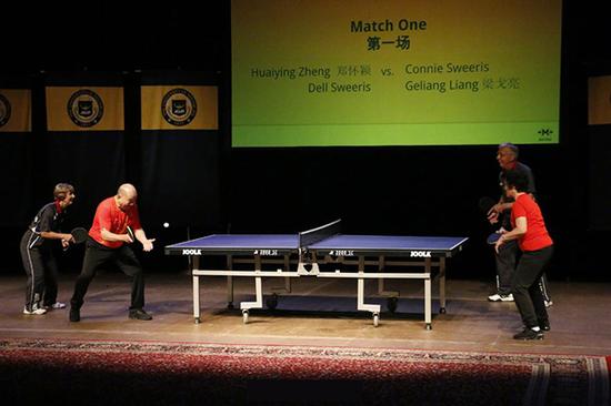 “乒乓外交”的亲历者戴尔·斯威里斯、科尼·斯威里斯、郑怀颖、梁戈亮再次同台对决。 中国日报 图