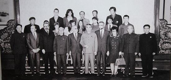 1971年，周恩来总理与美国兵乓球代表团成员合影。