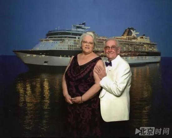 琼斯夫妇退休后曾搭邮轮旅行 图据《太阳报》