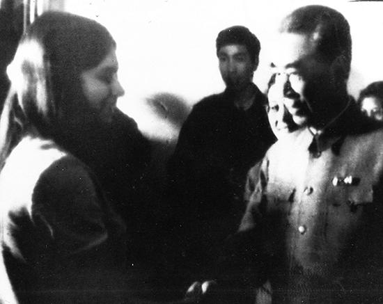 1971年4月14日，北京，周恩来总理与美国乒乓球队成员Judy握手。 东方IC 资料图