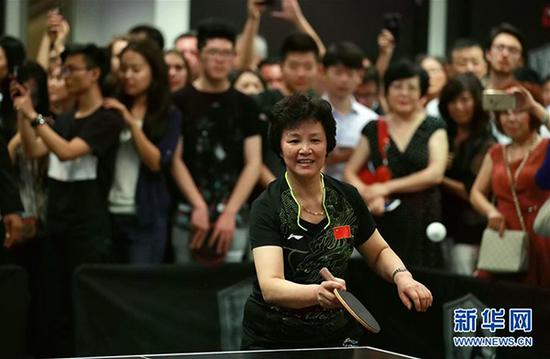 9月16日，在美国芝加哥的凯乐斯宾乒乓球俱乐部，“乒乓外交”见证者、世界冠军郑怀颖在表演赛中打球。 新华社 图