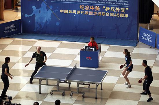 纪念中美“乒乓外交”中国乒乓球代表团走进联合国45周年表演赛在纽约联合国总部举行。 视觉中国 图