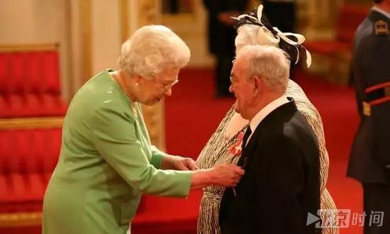 2010年白金汉宫，英国女王为琼斯夫妇颁发勋章 图据PA