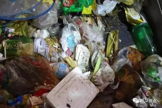 9月15日，在北京马家楼分选转运站，垃圾中混杂着不少一次性饭盒。新华社记者鞠焕宗摄