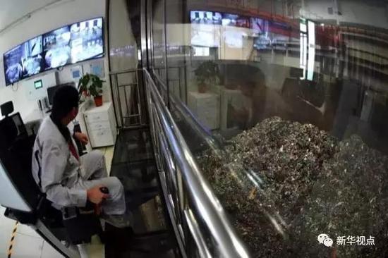 9月15日，在北京朝阳清洁焚烧中心，工人在抓取垃圾焚烧。新华社记者鞠焕宗摄