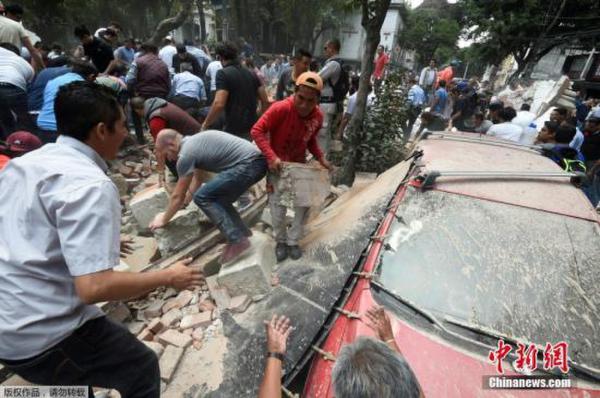 图为墨西哥强震发生后，当地民众自发清理瓦砾寻找幸存者。