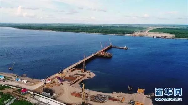 ▲中俄跨黑龙江首座公路大桥——黑河至布拉戈维申斯克黑龙江（阿穆尔河）大桥项目正在施工中。