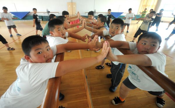  资料图片：参加在杭州举办的“小胖墩”减肥训练营的小胖墩们在上武术课（2011年7月21日摄） 新华社记者 徐昱 摄 