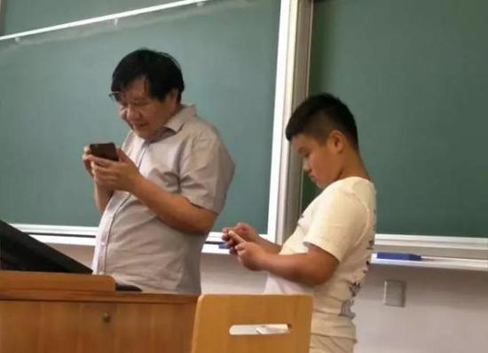 陈明明和复旦中文系骆玉明教授互加微信。本文图片均为  “复旦人周报”公众号 图