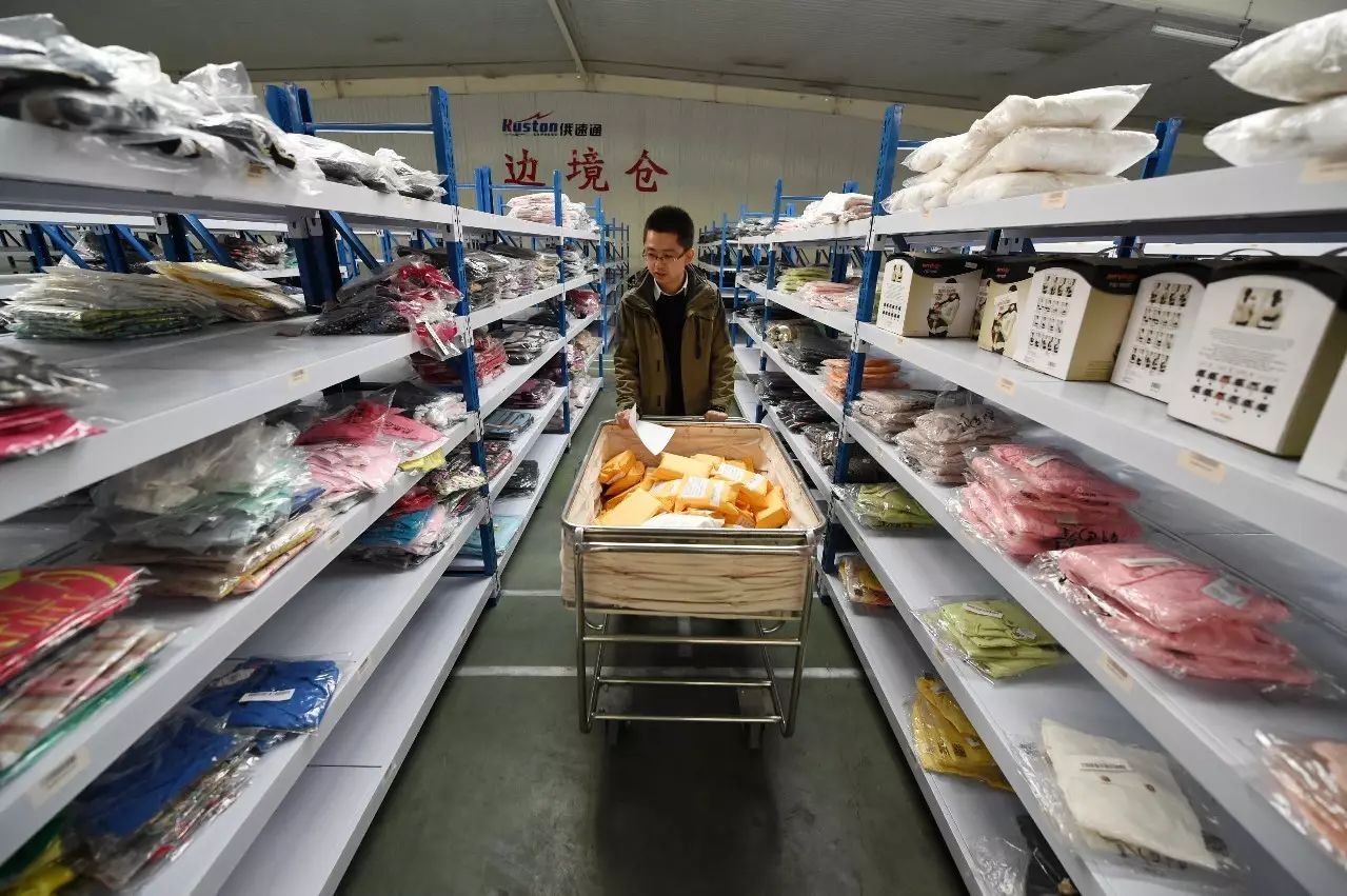 ▲资料图片：在黑龙江俄速通公司的边境仓，工作人员在分拣货品。