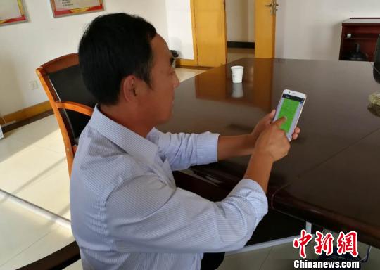 陈先生展示手机上满是催款的“骚扰”信息。　朱志庚 摄