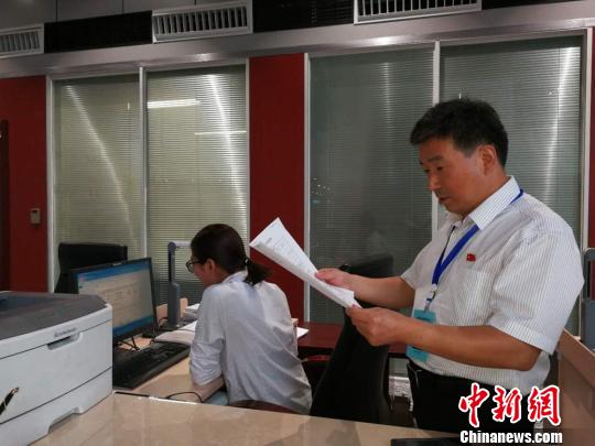 人民银行徐州分行的工作人员查询“异议申请”回复情况。　朱志庚　摄