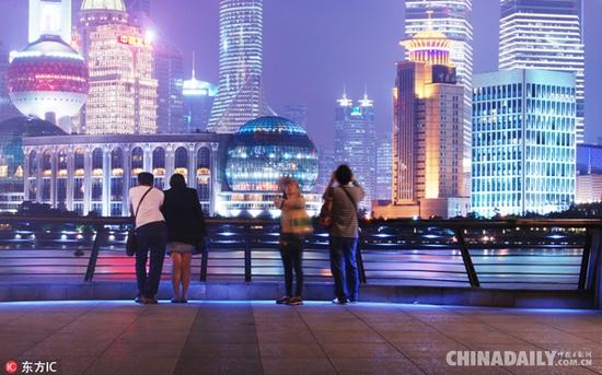 外滩作为上海最具有代表性的景点，来外滩赏夜景是来沪旅游一定要做的一件事。