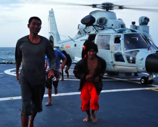 随舰直升机营救被劫人质。