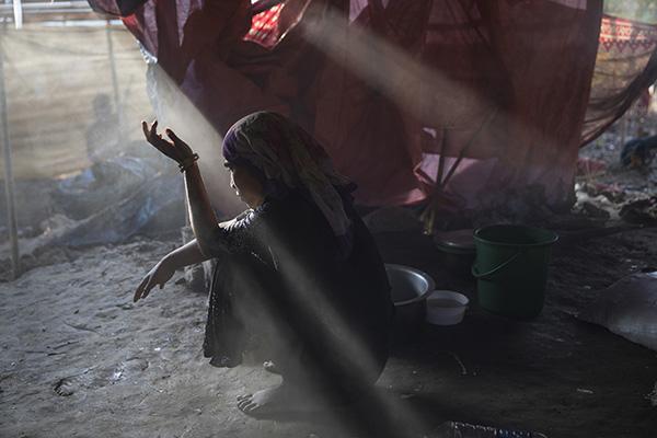 当地时间2017年9月25日，孟加拉国科克斯巴扎尔THAINKHALI，暂居在难民营的罗兴亚人正在忍受着来自饥饿与疾病的困扰。视觉中国 图