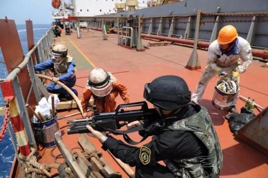 特战队员组织“泰华海”轮船员进行反海盗演练。