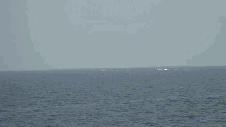我军舰监视镜头下的疑似海盗小艇。本文图片均来自“当代海军”微信公众号