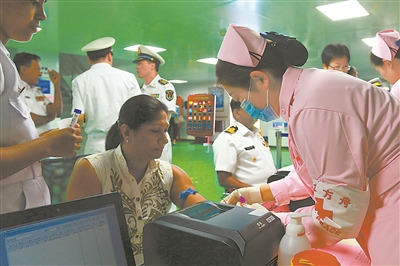 和平方舟医护人员为斯里兰卡民众进行诊疗。 刘 洋摄